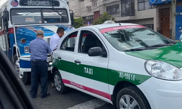 Accidente de tránsito en la avenida Manuel Ávila Camacho, Xalapa