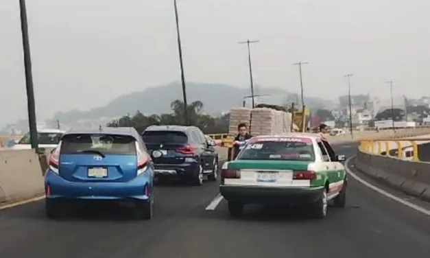 Accidente de tránsito en el puente de Plaza Cristal