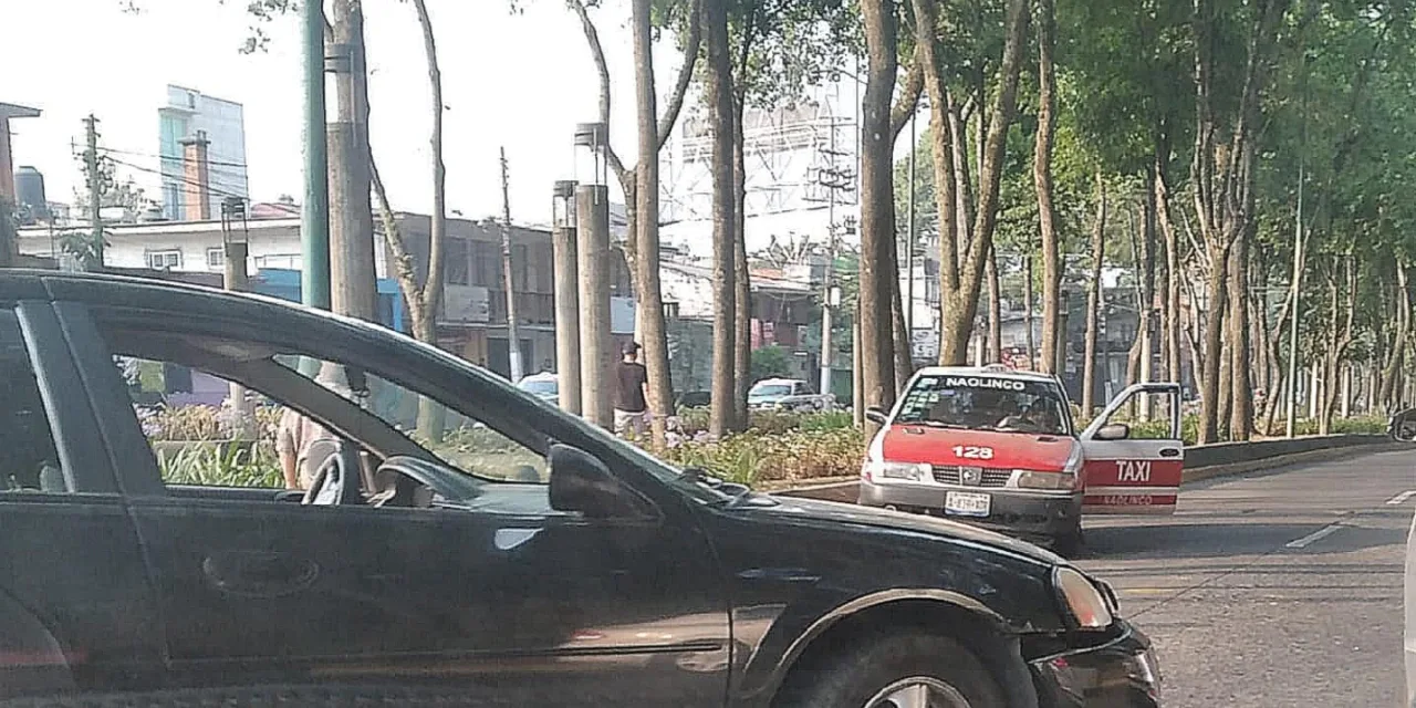 Choca taxi y vehículo particular en la avenida Xalapa