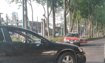 Choca taxi y vehículo particular en la avenida Xalapa