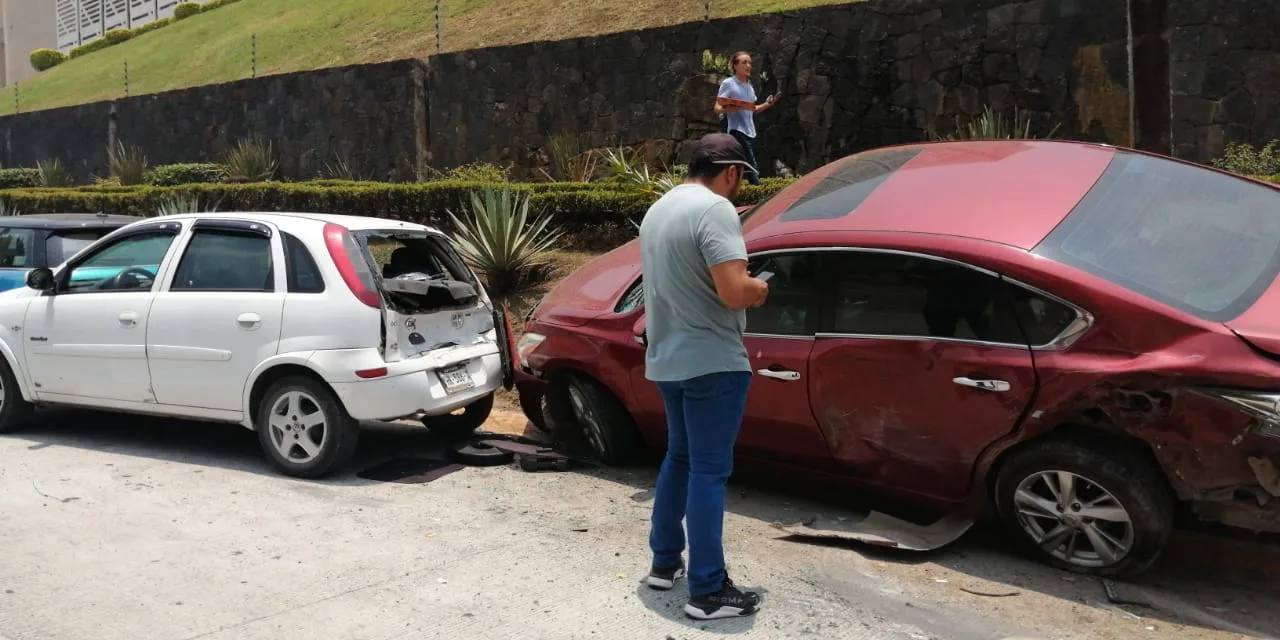 Camión de transporte público impacta dos vehículos en Arco Sur, Xalapa