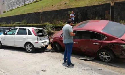 Camión de transporte público impacta dos vehículos en Arco Sur, Xalapa
