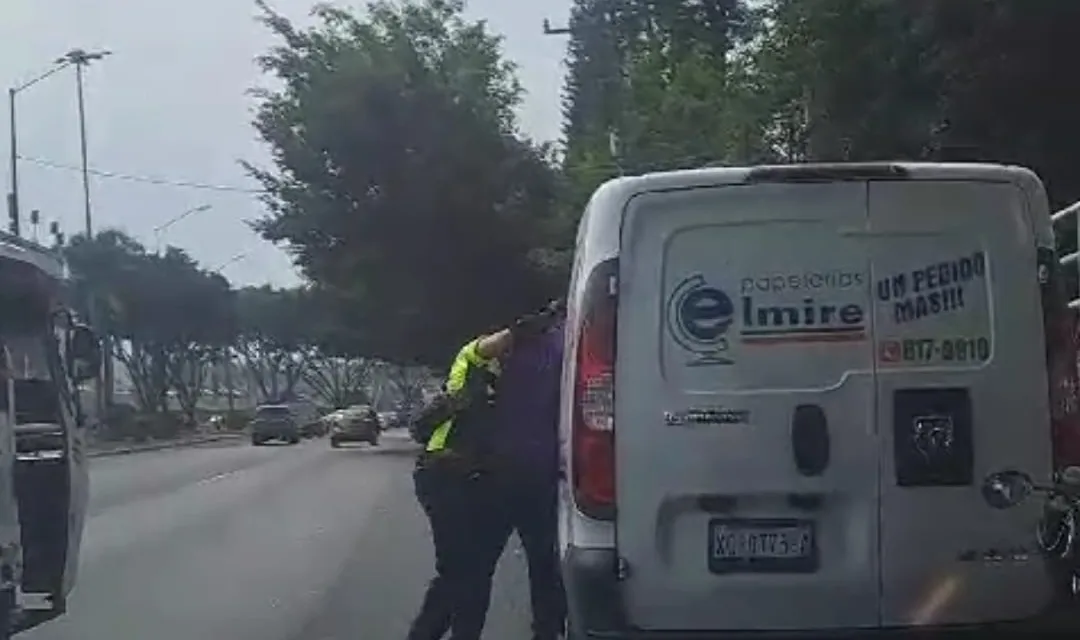 Se pelean conductor de camioneta y motociclista a la altura de la SEV en Xalapa