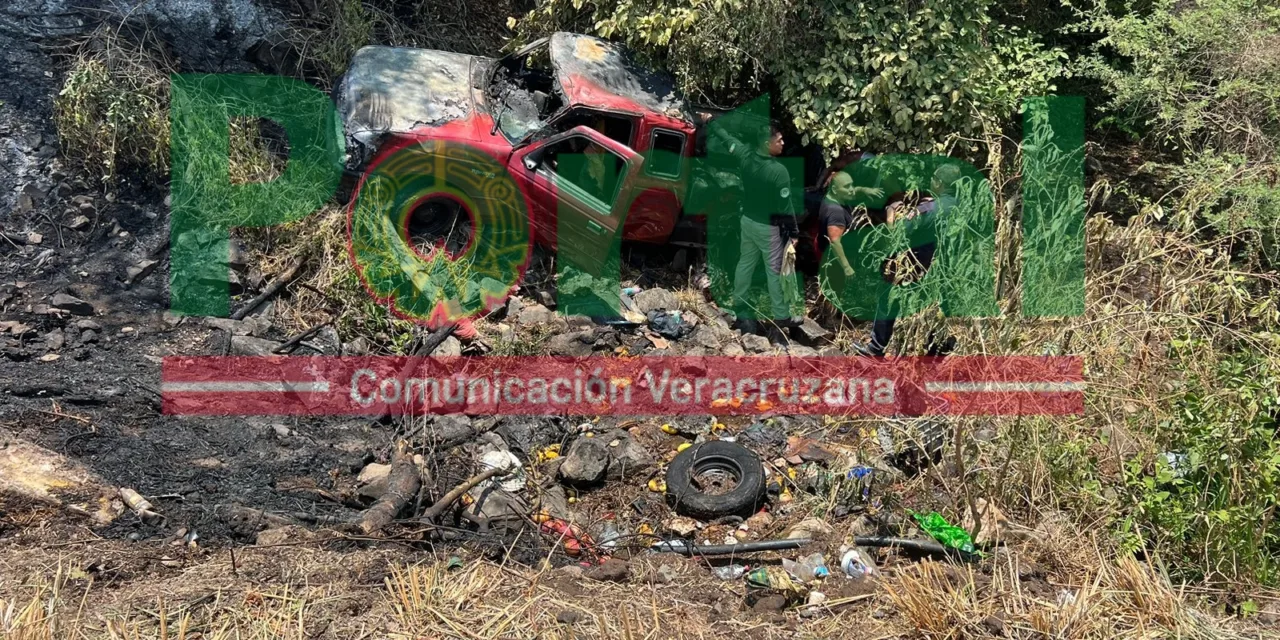 Video: Se voltea camioneta y se incendia en la carretera Xalapa – Actopan