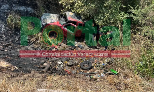 Video: Se voltea camioneta y se incendia en la carretera Xalapa – Actopan