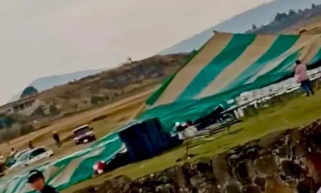Viento tira lona en mitin de Morena en Ixtlahuaca, Edomex; al menos 20 personas quedaron atrapadas