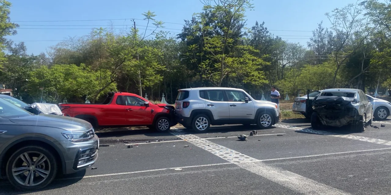5 vehículos involucrados en accidente a la altura del Fraccionamiento El Quetzal