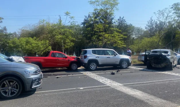 5 vehículos involucrados en accidente a la altura del Fraccionamiento El Quetzal