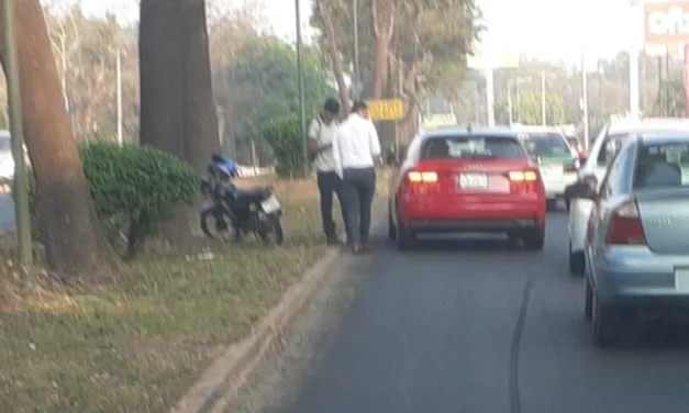 Accidente de tránsito en la avenida Lázaro Cárdenas,  a la altura de Sams