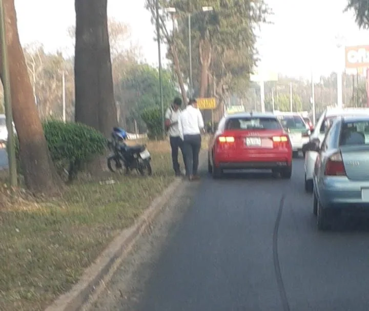 Accidente de tránsito en la avenida Lázaro Cárdenas,  a la altura de Sams