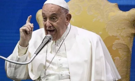 Papa Francisco se Disculpa por Polémica Declaración sobre Sacerdotes