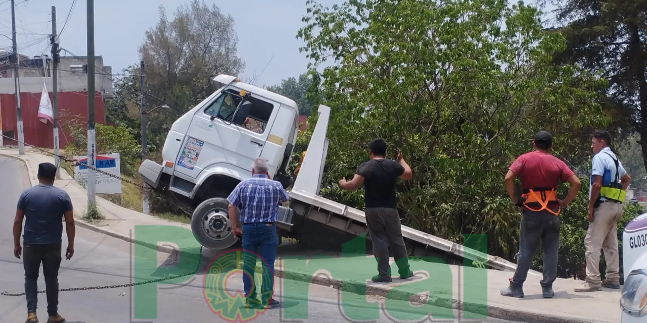 Cae en desnivel camión de materiales en Xalapa