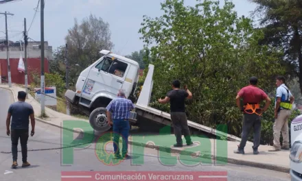 Cae en desnivel camión de materiales en Xalapa