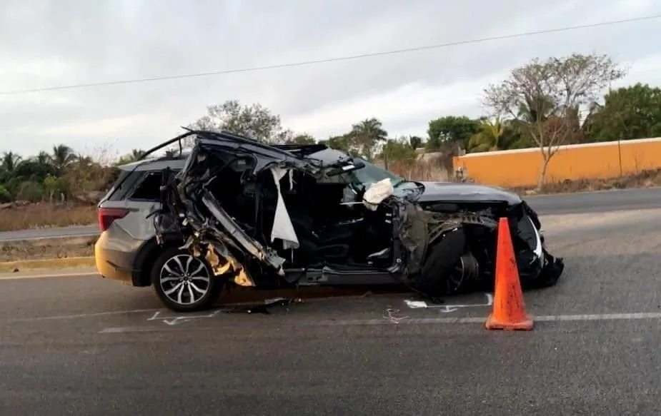 Candidato de Morena a gubernatura de Yucatán sufre accidente automovilístico