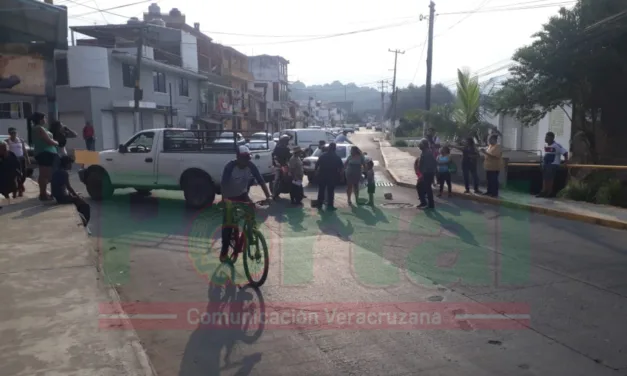 Vecinos bloquean la vialidad a la altura de la Presa de San Bruno