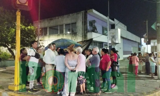 Luego de bloquear la avenida 20 de Noviembre y llegar a un acuerdo se reabre la circulación