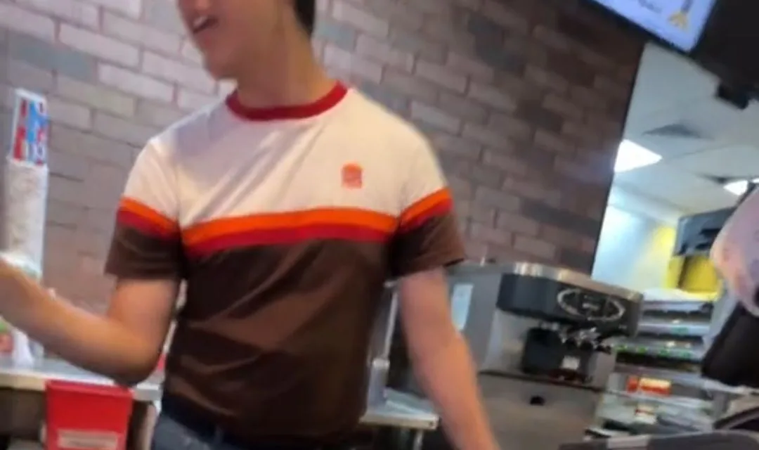 VIDEO: Joven pide hamburguesa con cupón y gerente lo llama “muerto de hambre”