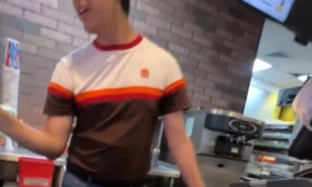 VIDEO: Joven pide hamburguesa con cupón y gerente lo llama “muerto de hambre”