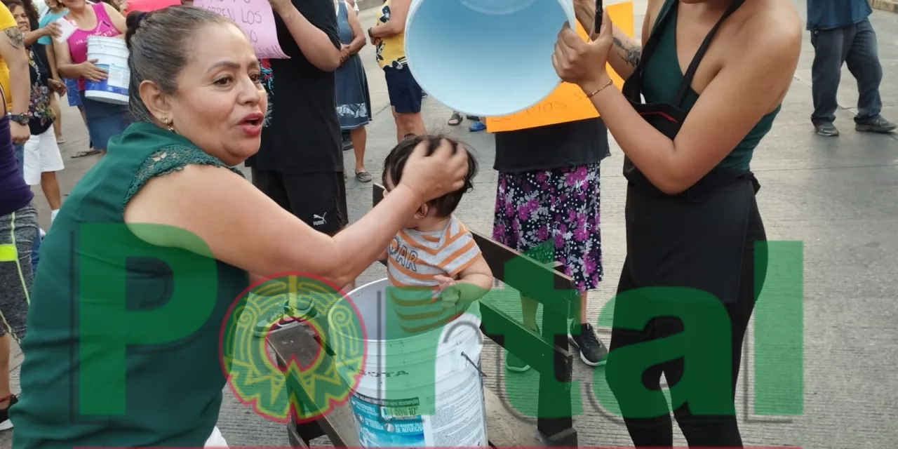 Tras 20 días sin agua! bloquean la vialidad en Lázaro Cárdenas