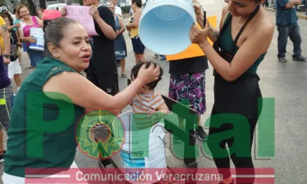 Tras 20 días sin agua! bloquean la vialidad en Lázaro Cárdenas