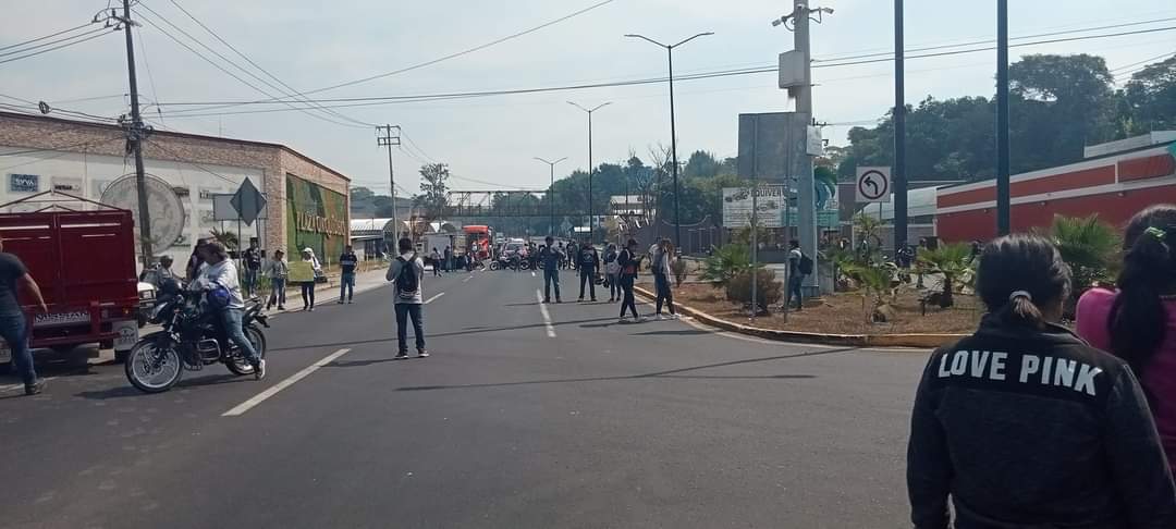 Cerrada la autopista Xalapa-Coatepec, piden apoyo para combatir incendio