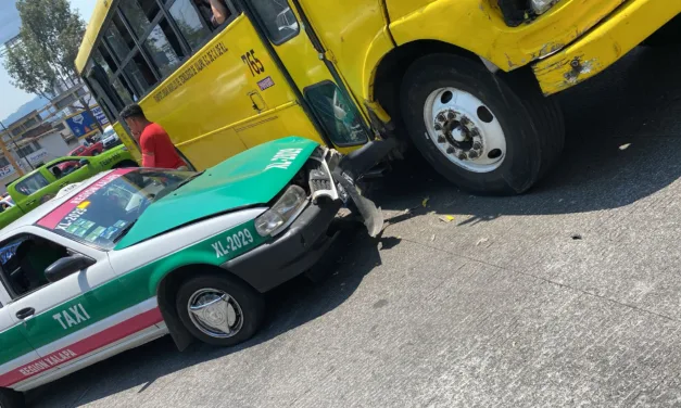 Camión de pasajeros y taxi chocan a la altura del puente Bicentenario