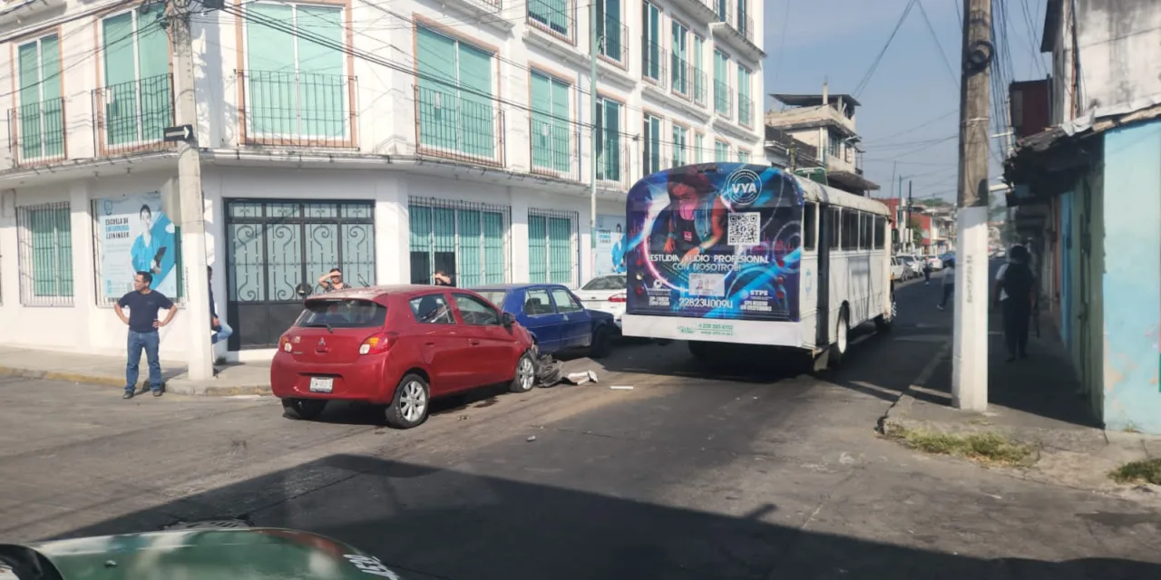 Accidente de tránsito en calle Ciprés esquina Magnolia, Xalapa
