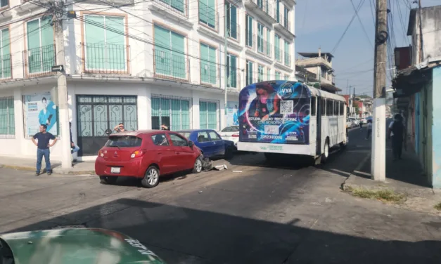 Accidente de tránsito en calle Ciprés esquina Magnolia, Xalapa