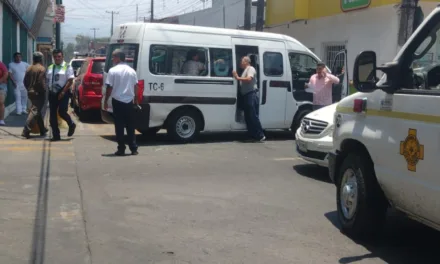 Accidente de tránsito en Magnolia esquina Roble en Xalapa