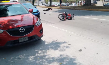 Mujer motociclista lesionada en Arco Sur , Xalapa