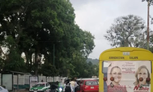 Accidente de tránsito en la avenida Manuel Ávila Camacho, a la altura de Primaria Carlos A. Carrillo