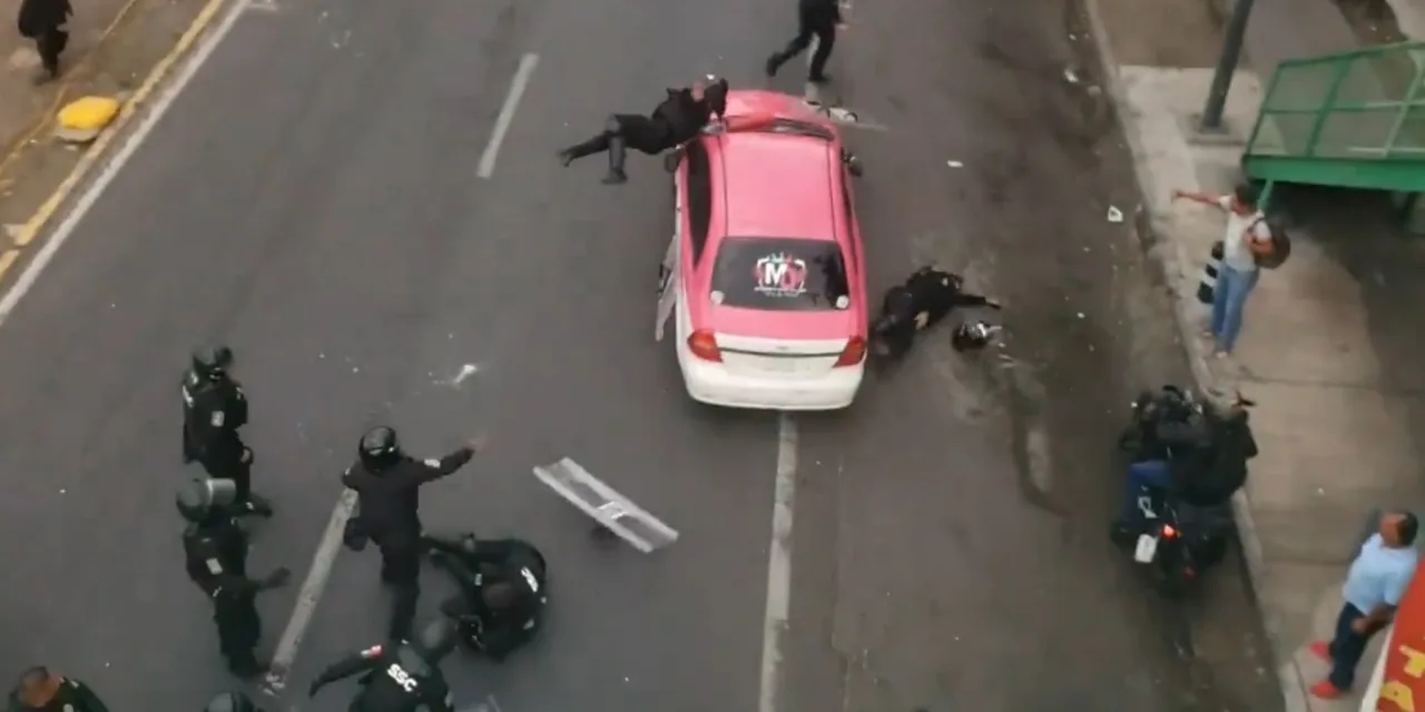 VIDEO: TAXISTA SIN PLACAS ARROLLA A POLICIAS EN LA JOYA 