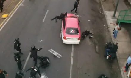 VIDEO: TAXISTA SIN PLACAS ARROLLA A POLICIAS EN LA JOYA 