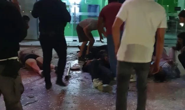 tragedia se presentó en la Plaza Altus, cuando varios joven cayeron de un tercer piso