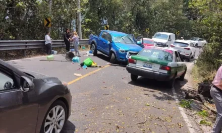 Accidente de tránsito en la carretera Naolinco- Xalapa