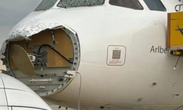 Catastrófica granizada destroza la nariz y el parabrisas de un avión en pleno vuelo