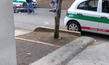 Mujer motociclista resulta lesionada en la avenida Orizaba