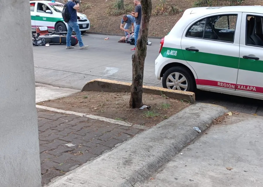 Mujer motociclista resulta lesionada en la avenida Orizaba