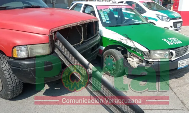 Choca unidad  de Bomberos y taxi  en calle Bugambilias