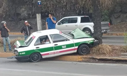 Accidente de tránsito en la avenida Lázaro Cárdenas, a la altura de Caxa