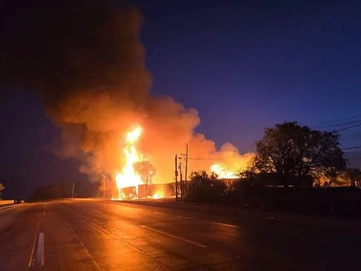 Incendio consume bodega en  la carretera México-Querétaro