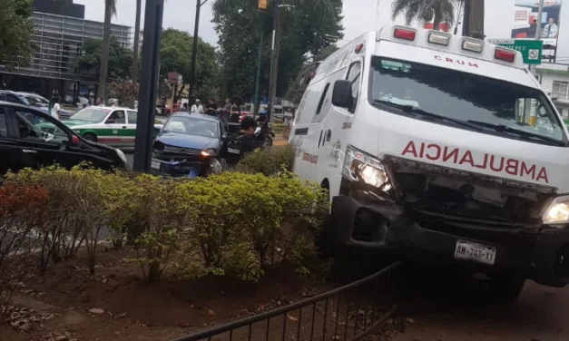 Ambulancia se accidenta en la avenida Manuel Ávila Camacho, Xalapa