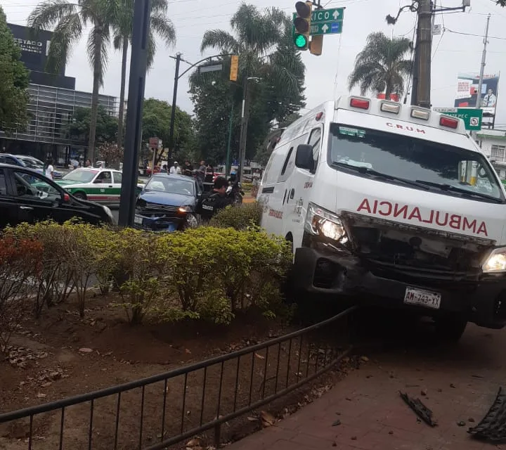 Ambulancia se accidenta en la avenida Manuel Ávila Camacho, Xalapa