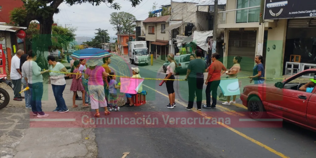 Bloquean la avenida Antonio Chedraui Caram, Xalapa