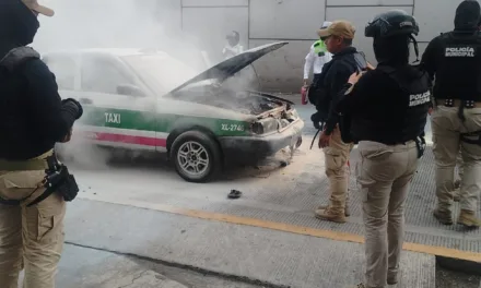 Video:Se incendia taxi en a la altura de Plaza Cristal, Xalapa