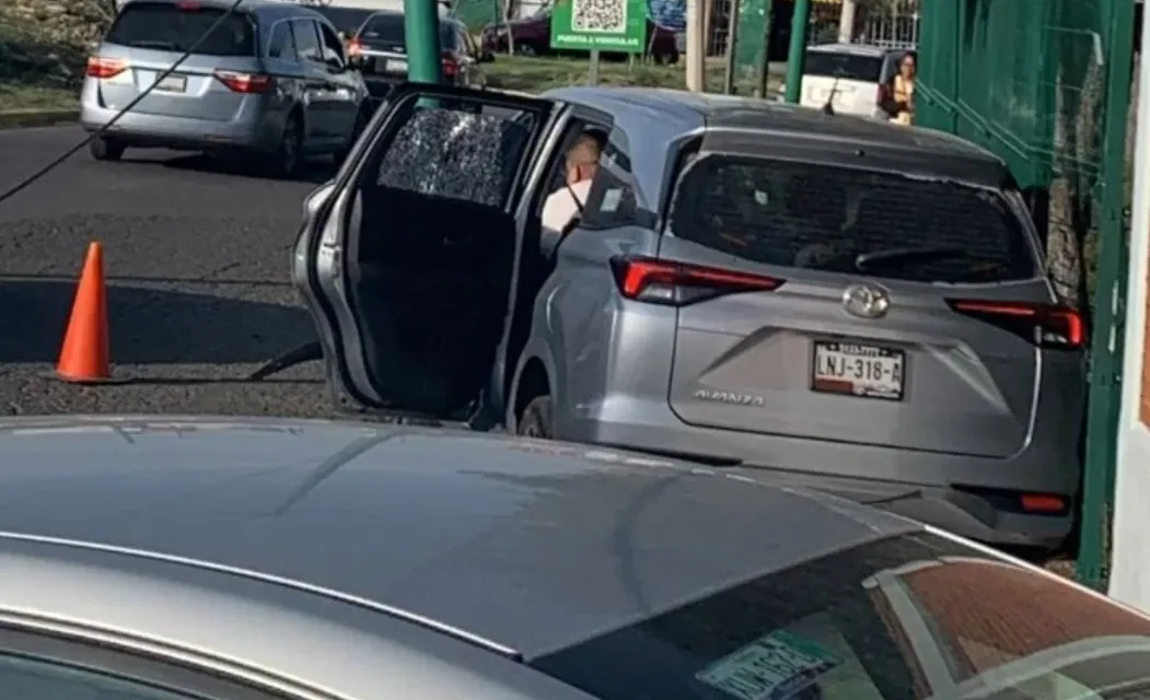 Atacan  esta mañana a balazos una camioneta frente al colegio en  San Andrés Cholula