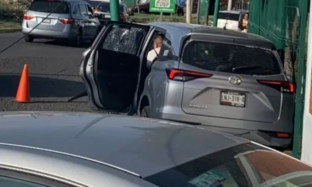 Atacan  esta mañana a balazos una camioneta frente al colegio en  San Andrés Cholula