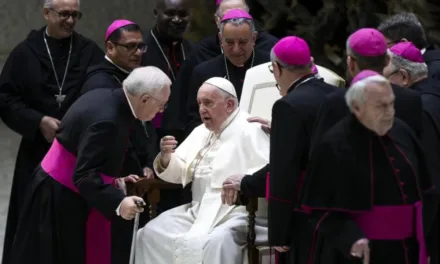 Papa Francisco pide a curas que no hagan ‘dormir’ a los fieles durante las homilías