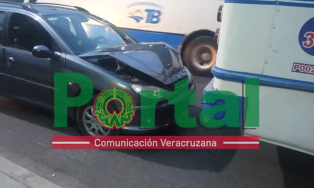 Camión de la línea ATB se le recargó a  un Peugeot en la Colonia Carolino Anaya