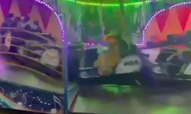 Video: Falla en juego mecánico,  ocupantes salen volando en feria  de Tabasco